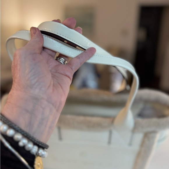 🤍 NWT KATE SPADE CREAM PATENTED LEATHER NEW YORK JETT FAUX SHEARING TOTE! - Picture 4 of 14